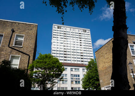 Poynter Haus, hoher Turmblock, Edward Woods Estate, Hammersmith und Fulham, London, UK Stockfoto
