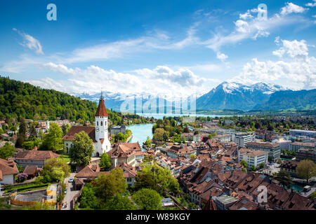 Panorama der Stadt Thun im Kanton Bern mit Alpen und den Thunersee See, Schweiz. Stockfoto