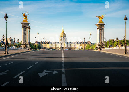 Les Invalides (Nationale Residenz der Invaliden)-Komplex mit Museen und Denkmäler und Pont Alexandre III Brücke in Paris, Frankreich. Stockfoto