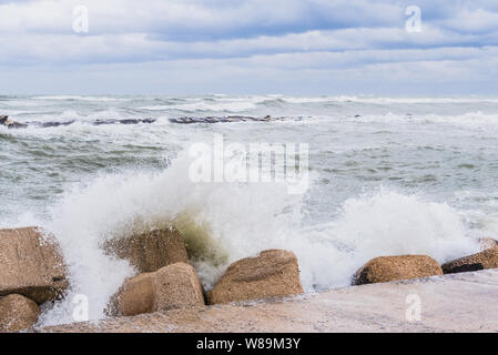 Brave Wellen der Adria schlagen gegen die Mole im Meer in Bari, Italien Stockfoto