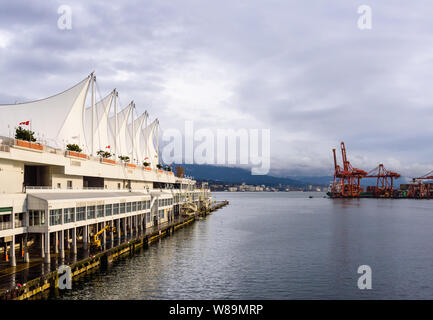 VANCOUVER, BC, Kanada - 28. OKTOBER 2018: Canada Place, mit seinem Wahrzeichen, segelförmigen Dächern, ist das Terminal für Kreuzfahrtschiffe für die Region. Stockfoto