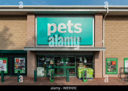 Die Schaufenster der Händler Haustiere zu Hause auf dem Retail Park im Baguley, Manchester. (Nur redaktionelle Nutzung). Stockfoto