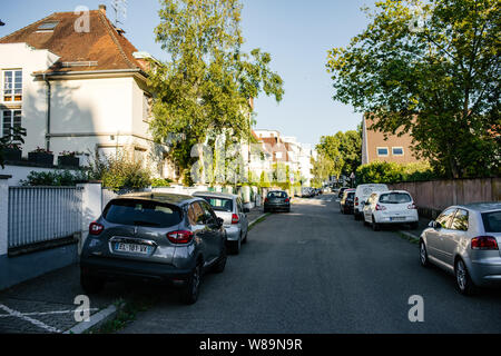 Straßburg, Frankreich - May 29, 2018: Typisch französische Straße mit Gebäuden und Autos im Hintergrund in den frühen Sommer - perspektivische Ansicht Stockfoto