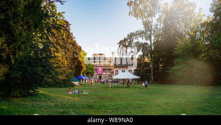 Straßburg, Frankreich - May 29, 2018: die Menschen Ruhe genießen, gute Zeit bei einem Picknick im Zentrum von Straßburg in Orangerie Park an Josephine Yoga Festival Stockfoto