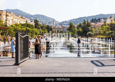 Nizza, Frankreich - 9. September 2015: Brunnen an der Promenade du Paillon, ein Teil der 12 Hektar großen städtischen Park, 1,2 km langen, im Herzen der Stadt, in der Offiziellen Stockfoto