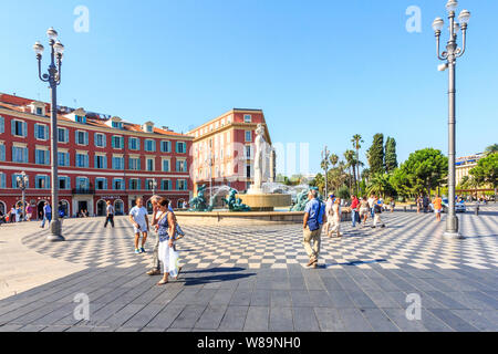 Nizza, Frankreich - 9. September 2015: Menschen zu Fuß rund um den Springbrunnen von der Sonne. Es ist im Massena Square entfernt. Stockfoto