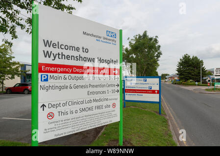 Signage für Wythenshawe Hospital in South Manchester entfernt. Stockfoto