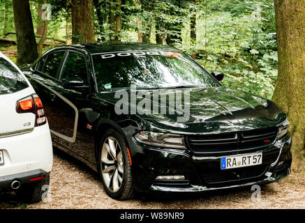 Baden-Baden, Deutschland - Apr 7, 2019: Neue Luxus Dodge RT Sport American Car im Wald geparkt Stockfoto