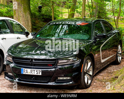 Baden-Baden, Deutschland - Apr 7, 2019: Seitenansicht des neuen Luxus Dodge RT Sport American Car im Wald geparkt Stockfoto