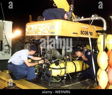 Segler zum Tiefen eintauchen Einheit unbemannten Fahrzeugen Loslösung befestigt durch Routinekontrollen von der Ferne pilotiert Fahrzeug Skorpion auf dem Deck des MV Kellie Chouest Jan. 1, 2000, vor der Abfahrt San Diego, Calif., für die absturzstelle von Alaska Airlines Flug 261. Der Skorpion wird verwendet, um ein Unterwasser das airplaneХs Flight Data Recorder vor der Küste von Südkalifornien zu leiten. Die MV Kellie Sealift Chouest ist ein militärischer Befehl U-Boot Unterstützung liefern. Stockfoto