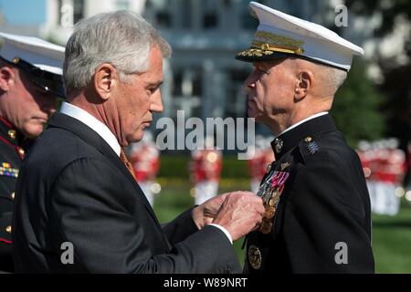 Verteidigungsminister Chuck Hagel Pins eine Medaille auf ausgehende Marine Corps Kommandanten Gen. James F. Amos während eines Change-of-Befehl Zeremonie auf Marine Kaserne in Washington, D.C 141017-N-AF 077-131 C. Stockfoto