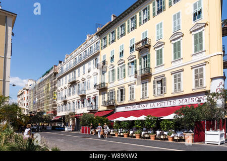 Nizza, Frankreich - 9. September 2015: Restaurants in der Altstadt. Tha Gegend ist beliebt bei Touristen. Stockfoto