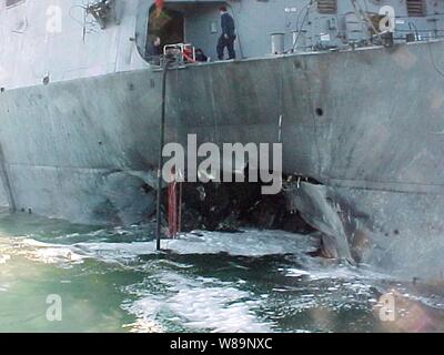 ADEN, Jemen (Oktober 12, 2000) --Port Seitenansicht mit der Schäden, die durch die Arleigh Burke Klasse nachhaltig geführte Flugkörper Zerstörer USS Cole (DDG67) Nach einem mutmasslichen Terroristen Bomben während einer Betankung Betrieb im Hafen von Aden explodierte. USS Cole ist auf eine regelmäßige sechsmonatigen Einsatz. Stockfoto