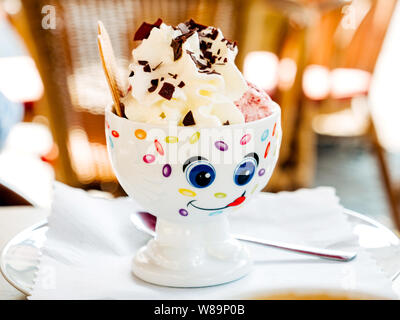 Köstliches Eis mit Schokolade auf der Platte auf der Terrasse in Baden-Baden Cafe Stockfoto