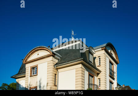 Ansicht von unten der schönen Luxus haus mit klaren, blauen Himmel im Hintergrund Stockfoto