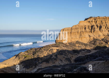 Die aufgehende Sonne leuchtenden Sandstein Klippen über dem Meer. Natürliche Torrey Pines State Reserve, La Jolla, Ca, USA. Stockfoto