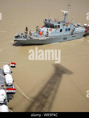 Irakische Coastal Defence Force Patrol Craft 104 macht seinen Weg zu einer Demonstration als Teil der Eröffnungsfeier der Defence Force Base in Umm Qasr, der Irak, der am 12. Juni 2004. Die Kraft wurde im Januar 2004 erstellt und unter britischen ausgebildet-geführten Koalitionstruppen Suche und Rettung zur Verfügung zu stellen, gegen den Schmuggel, Polizei und anderen Verteidigungsfähigkeit entlang der Küste des Irak. Stockfoto