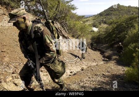 Soldaten aus 166 Infanterie der Armee, 2.BATAILLON, Charlie Company eine dismonted Patrouille in Guantanamo Bay auf Kuba. Bei der Joint Task Force Gantanamo, die Infanterie bietet Sicherheit für die Insassen. Stockfoto