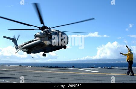 Marine Petty Officer 3. Klasse Chris Colyn, einer Luftfahrt Bootsmann (Handler), leitet ein CH-53D Sea Stallion aus Marinen schweren Helikopter Squadron 363, Land an Bord der USS Tarawa (LHA 1). Rand der Pazifik ist eine internationale Bewegung, die gemeinsame Zusammenarbeit und Leistungsfähigkeit der See- und Luftstreitkräfte von Australien, Kanada, Chile, Peru, Japan, der Republik Korea, dem Vereinigten Königreich und den Vereinigten Staaten steigert. Stockfoto