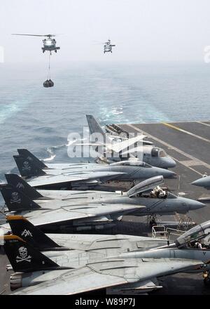 Ein Navy MH-60S Knighthawk fliegt in Lieferungen während eines vertikalen Auffüllung im Persischen Golf am 23. Juli 2004 zur USS John F. Kennedy (CV 67). Das Kennedy ist es, den Teilnehmenden im Sommer Puls 2004, ein US-Marine Übung, in der sieben Flugzeuge carrier strike Gruppen neue Wege der Betrieb, Ausbildung, Manning erfahren und ihre Flotte zu erhalten. Die knighthawk ist von dem Drachen Wale von Helicopter Combat Support Squadron 8 Einsatz an Bord der schnellen Bekämpfung Schiff USS Seattle (AOE3). Stockfoto