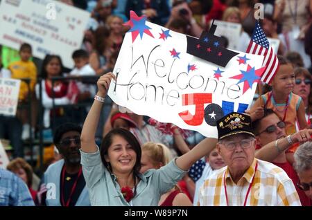 Eine Masse von Familie und Freunde warten sehnsüchtig auf die Anlegestelle für die Ankunft der USS Ronald Reagan (CVN 76) Naval Air Station North Island, San Diego, Calif., am 23. Juli 2004. Das Ronald Reagan ist der Marine neuesten und technologisch modernsten Flugzeugträger und ein zwei-monatigen Transit von Norfolk, Va., zu ihrem Heimathafen in San Diego, Kalifornien, das Schiff im Juli 2003 in Betrieb genommen wurde. Stockfoto