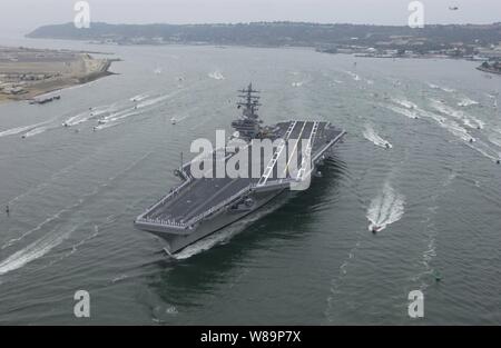 Matrosen an Bord der USS Ronald Reagan (CVN 76) man die Schienen als der Flugzeugträger auf seiner neuen Heimathafen San Diego, Calif., am 23. Juli 2004 eintrifft. Das Ronald Reagan ist der Marine neuesten und technologisch modernsten Flugzeugträger und ein zwei-monatigen Transit von Norfolk, Va., zu ihrem Heimathafen in San Diego, Kalifornien, das Schiff im Juli 2003 in Betrieb genommen wurde. Stockfoto