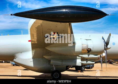 Wingtip Kraftstofftank und Motoren auf eine EC-121 T Warnung Star AEW USAF Super Constellation Flugzeug Stockfoto