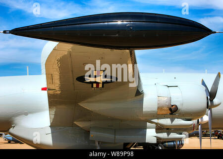 Wingtip Kraftstofftank und Motoren auf eine EC-121 T Warnung Star AEW USAF Super Constellation Flugzeug Stockfoto