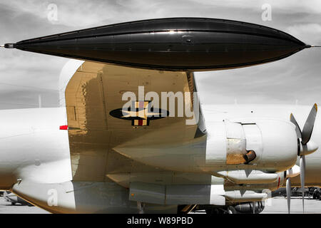 Wingtip Kraftstofftank und Motoren auf eine EC-121 T Warnung Star AEW USAF Super Constellation Flugzeug Stockfoto