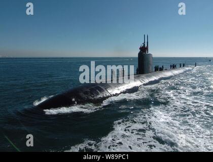 Matrosen an Bord der USS Topeka (SSN754) die Festmacher vorbereiten, als das U-Boot Hafen an November 24, 2004 tritt, nachdem er unterwegs für drei Tage vor der Küste von Kalifornien. Die Los Angeles class Attack submarine nahmen an der Submarine Squadron 11 Chef Exchange Programm. Chef Paul Murphy von Humphrey's by the Bay San Diego verbrachte drei Tage und zwei Nächte geben Köche Tipps des U-Bootes und Ratschläge, wie man die Qualität des Essens und der Service an Bord zu verbessern. Stockfoto