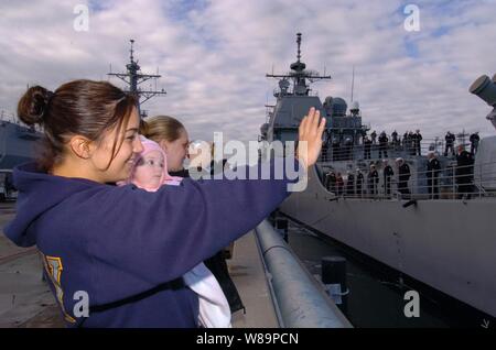 Veronica Rand (links), Theresa Trowbridge (rechts), und patentochter Kyrsten Trowbridge wave good-bye am Pier in Naval Station San Diego, Calif., da sie beobachten ihre Geliebten Petty Officer 3. Klasse Tom Rand an Bord der USS Bunker Hill (CG52) heraus zum Meer auf Dez. 6, 2004. Rand ist eine Marine Feuer controlman. Stockfoto