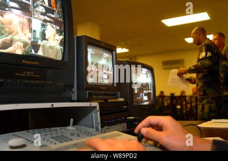 Eine closed-circuit TV-System wird während der Kommissionen in der Joint Task Force Guantanamo Gerichtssaal in Guantanamo Bay, Kuba, am Okt. 29, 2004 Probe getestet. Während die Kommissionen, ein Live-video des Verfahrens sind, ein Auditorium im nahe gelegenen Bulkeley Halle für die Mitglieder der Medien geschickt zu beobachten und zu berichten. Die erste US-Militärtribunale in mehr als 50 Jahren fand in diesem Gerichtssaal von August 24. bis 27. August 2004. Militärtribunale in der Vergangenheit verwendet wurden, um zu versuchen, Verstöße gegen das Gesetz des Krieges. Panels bestehen aus drei bis sieben militärische Stockfoto