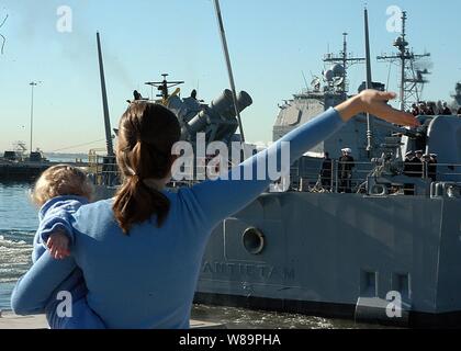 Einem Zuschauer Wellen auf Wiedersehen als geführte-missile Cruiser USS Antietam (CG54) fährt von der Naval Station North Island, San Diego, Calif., Nov. 1, 2005. Antietam ist Anfang einen sechsmonatigen Einsatz als Teil der USS Carl Vinson (CVN 70) Carrier Strike Group. Stockfoto