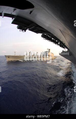 Die USNS John Ericsson (T-AO 194) zieht weg von dem Flugzeugträger USS Kitty Hawk (CV 63) Nach einer Auffüllung am Meer am 2. März 2005. Das Ericsson ist ein Military Sealift Command unterwegs Auffüllung Öler, Kraftstoff und speichert den Schiffen auf See. Stockfoto