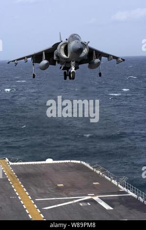 Ein U.S. Marine Corps AV-8B Harrier II+ schwebt über dem Flight Deck der Amphibisches Schiff USS Nassau (LHA 4), die sich anschickt, Jan. 15, 2005 zu landen. Der Harrier ist eine hohe Leistung, einmotorigen, einsitzigen, Vertikale/kurze Start- und Landung (V/STOL) Angriff Flugzeuge. Diese Harrier ist zu Marine Attack Squadron 223, Marine Corps Air Station Cherry Point, N.C. Stockfoto