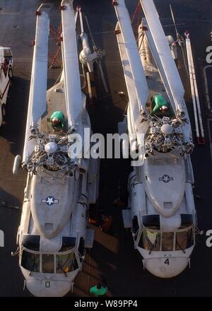 Matrosen zu Hubschrauber Anti-Submarine Squadron 7 Führen Sie Wartungsarbeiten an der Rotoren von zwei SH-60F Seahawk Hubschrauber auf dem Flugdeck der USS Harry S. Truman (CVN 75) als das Schiff im Persischen Golf am 22. März 2005 läuft. Die Truman Strike Group und Carrier Air Wing 3 leitend sind enge Luftunterstützung, Intelligence, Surveillance und Reconnaissance Missionen über den Irak. Stockfoto