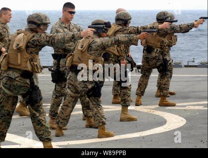 Us-Marines in die zweite Flotte Antiterrorism Security Team Unternehmen, 3 Platoon, Feuer 9-mm-Pistolen an Zielen während Waffen Waffen Einarbeitung Training an Bord der USS Blue Ridge (LCC19) am 26. März 2005, unterwegs in das Südchinesische Meer zugewiesen. Stockfoto