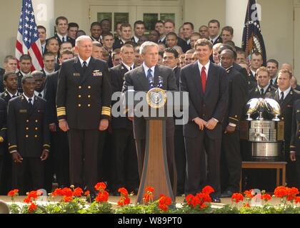 Präsident George W. Bush seine Bemerkungen bei der Präsentation der Commander-In-chief's Trophy für die Mitglieder des U.S. Naval Academy Football Team bei einer Zeremonie im Weißen Haus am 20. April 2005. Bush lobte die Navy Fußball-Mannschaft für den Gewinn der Commander-In-chief's Trophy für das zweite Jahr in Folge. Die Trophäe geht jedes Jahr an das Team mit der besten Statistik in Spiele zwischen den drei Service Akademien. Marine beendete das Jahr mit einem Schule - Aufzeichnung binden 10 Siege; das erste Mal in 99 Jahren, dass die Marine hat 10 Spiele in einer Saison gewonnen. Navy Beat Air Force 24 - Stockfoto