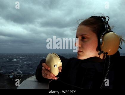 U.S. Navy Seaman Angela Brummitt hält einen scharfen Ausblick für andere Schiffe im Stehen ein Signal Bridge Ausblick Watch an Bord der Flugzeugträger USS Harry S. Truman (CVN 75) unterwegs in den Atlantischen Ozean am 15. April 2005 Die Truman Carrier Strike Group ist zur Zeit der Rückkehr aus einer viermonatigen Einsatz bis zum Persischen Golf. Stockfoto