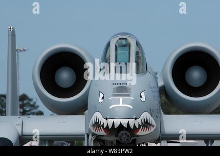 Ein US Air Force A-10A Thunderbolt II Taxi zum Runaway bereitet vor Beginn der Leistung an den 2005 Coastal Carolina Air Show in Wilmington, N.C., am 16. April 2005. Die A-10, mehr allgemein als ein Warzenschwein, ist ein einfaches, effektives und Survivable zweistrahlige Jets, die gegen alle bodenziele, inklusive Panzer und andere gepanzerte Fahrzeuge verwendet werden kann. Stockfoto