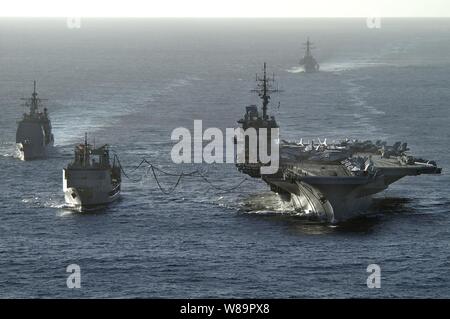 Der Flugzeugträger USS Kitty Hawk (CV 63) empfängt während einer Auffüllung auf See von der Royal Australian Navy auxiliary öler Auffüllung Schiff HMAS Erfolg (AOR 304) als U.S. Navy Lenkwaffen-kreuzer USS Cowpens (CG63) parow Neben und Lenkwaffen-zerstörer USS John Paul Jones (DDG53) hinter, am 14. Juni 2005. Die Schiffe sind in der Coral Sea, vor der Küste Australiens Queensland Region, als Teil der Übung Talisman Sabre 2005. Talisman Säbel ist eine kombinierte USA - Australien command Post und Feld Übung, Demonstration der US-amerikanischen und australischen Stockfoto