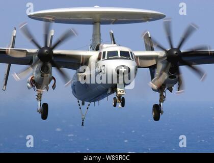 Eine Marine E-2C Hawkeye Ansätze für einen verhaftet Landung auf dem Flugdeck der Flugzeugträger USS Harry S. Truman (CVN 75) Am 22. Juni 2005. Die Hawkeye ist die Marine von Alle-Wetter, Carrier-based Tactical Battle Management Airborne Early Warning, Kontrolle und Steuerung von Flugzeugen. Diese Hawkeye ist Träger Airborne Early Warning Squadron 120 der Naval Air Station, Norfolk, Virginia zugeordnet Stockfoto