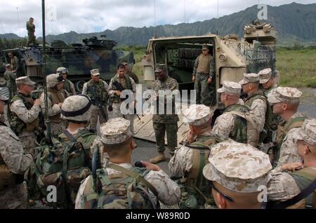 Marine Kapitän Benjamin Venning (Mitte) spricht mit seinen Marines, nachdem sie Training mit Ihren amphibisches Fahrzeuge in Kauai, Hawaii, am 27. Juni 2005. Die Marines aus dem 3 Amphibisches Bataillon führen amphibischen Ausbildung an den Stränden des Pazifik Rakete Strecke Service auf Kauai. Venning ist die 3 Amphibisches Bataillon kompaniekommandanten. Stockfoto