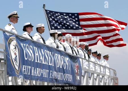 Die Besatzung die Besatzung der Rampe der USS Halsey (DDG97) steht bei Parade Rest als neueste der Marine der Arleigh-Burke-Klasse Zerstörer ist an der Naval Air Station North Island, San Diego, Calif., am 30. Juli 2005 in Betrieb genommen. Der Zerstörer ist für US Naval Academy graduate Flotte Adm benannt. William F. "Bull" Halsey jr., der South Pacific Force und Südpazifischen Raum während des Zweiten Weltkrieges ein Einschaltbefehl gegeben wurde Stockfoto