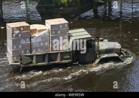 New Orleans, LA (31.August 2005) Р eine Nationalgarde Mehrzweck-utility Truck bringt die Versorgung der Super Dome in New Orleans. Zehntausende von Vertriebenen Bürger suchten Schutz im Dome, vor, während und nach dem Hurrikan Katrina, aber gezwungen, zu entlüften, wie Hochwasser weiterhin in der gesamten Region zu steigen. U.S. Navy Stockfoto