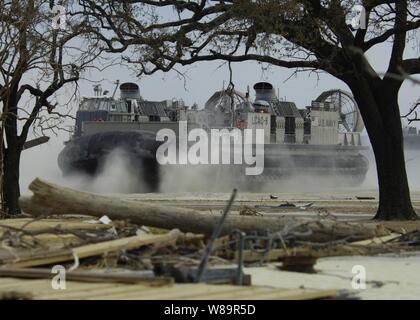 Segler aus Angriff Handwerk Einheit 4 fahren ihre Landing Craft Luftpolster rechts oben auf dem Strand in Biloxi, Fräulein, Hilfsgüter in die Gulf Coast Region an Sept. 6, 2005 zu liefern. Die Landing Craft Air Cushion, besser bekannt als Lcac ist an Bord der USS Bataan (ZG-5), die in den Golf von Mexiko eingesetzt. Departement für Verteidigung Einheiten werden als Teil der Gemeinsamen Task Force Katrina mobilisiert Katastrophenhilfe der Federal Emergency Management Agency in der Gulf Coast Bereiche, die durch Hurrikan Katrina verwüstet zu unterstützen. Stockfoto