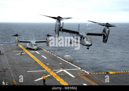 Ein U.S. Marine Corps MV-22 Osprey B führt eine senkrecht aus dem Flight Deck der Amphibisches Schiff USS Wasp (LHD 1) als weitere wartet während des Flugbetriebs im Atlantik am November 15, 2005 zu starten. Der fischadler ist eine fortschrittliche Technologie, vertikale/kurze Start- und Landebahn multipurpose Tactical Aircraft und soll die Alterung der CH-46E Sea Knight und CH-53D Sea Stallion Hubschrauber momentan in Service austauschen. Diese fischadler sind Marine Tiltrotor Funktionsprüfung und Evaluation Squadron 22 der Marine Corps Air Station New River, N.C. zugeordnet Stockfoto