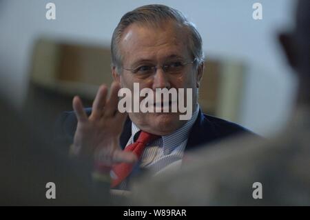 Verteidigungsminister Donald H. Rumsfeld spricht mit US-Marines im Camp Sieg im Irak stationiert am 23 Dezember, 2005. Rumsfeld im Irak Truppen besuchen und danken ihnen für ihren Dienst. Stockfoto