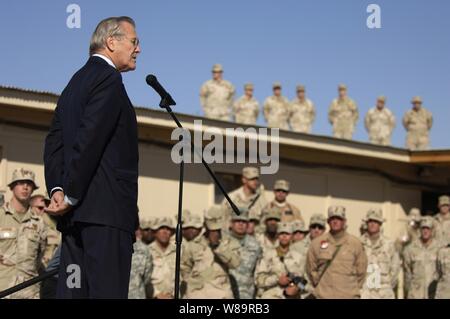 Verteidigungsminister Donald H. Rumsfeld spricht für die Mitglieder des kombinierten Task Force Bajonett in Kandahar, Afghanistan, am Dez. 22, 2005. Rumsfeld ist in Afghanistan zu besuchen und danke die Truppen für ihren Service und die mit der Unternehmensleitung zu treffen. Stockfoto