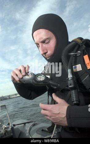 Navy Chief Petty Officer Isaac Callicrate prüft seine Ausrüstung vor dem Tauchgang in der Bucht von Tokio, Japan, zum Kehren von der Pier und support profil für Gefahren am 19.11.2005. Callicrate ist ein Navy sonar Techniker für die Beseitigung von Explosivstoffen Mobile Unit 5, Loslösung Japan zugeordnet. Stockfoto